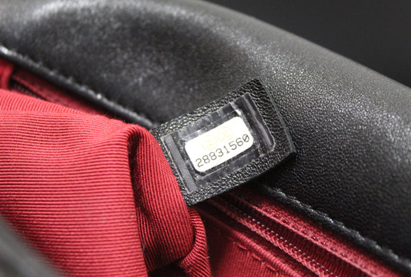Chanel 19 中型黑色絎縫小羊皮皮革肩斜背包