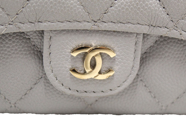 Chanel 灰魚子醬絎縫皮革 CC 翻蓋卡包