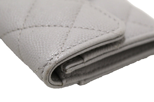 Chanel 灰魚子醬絎縫皮革 CC 翻蓋卡包