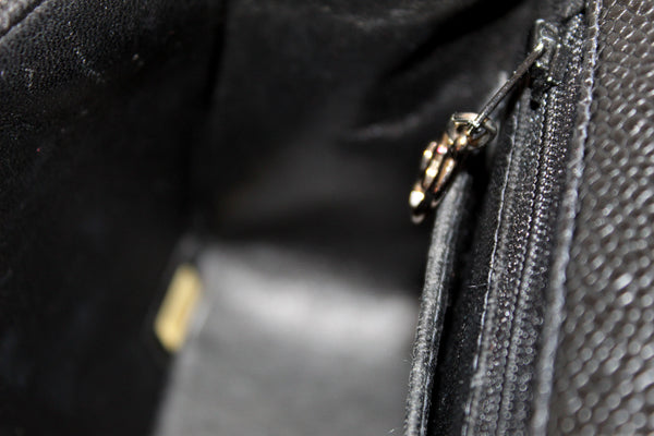 Chanel 黑色絎縫魚子醬皮革方形迷你經典蓋口包