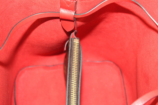 路易·威登（Louis Vuitton）經典會標紅色霓虹燈肩袋
