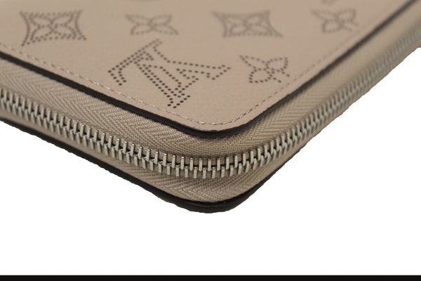 Louis Vuitton Galet Mahina Leather Zippy Wallet