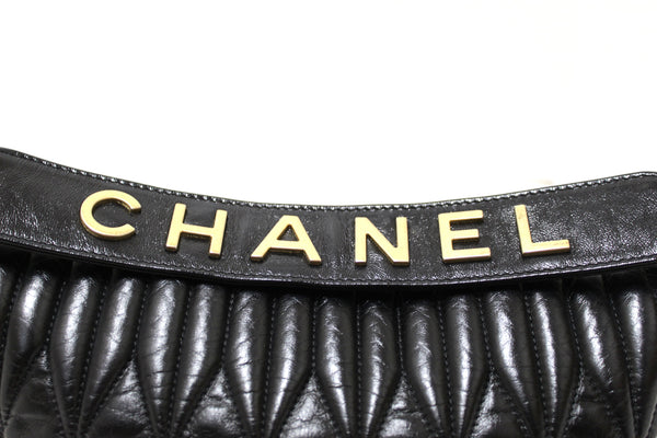 Chanel 黑色绗縫小牛皮 State of The Art 半月形包