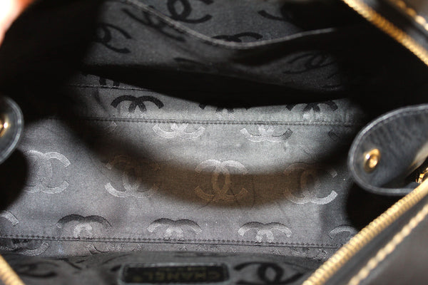 Chanel 黑色小牛皮撞色縫線 Surpique Bowler 包