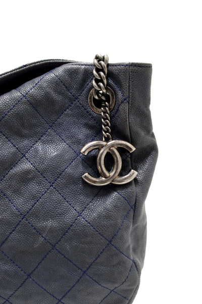 Chanel 藍色絎縫魚子醬皮革流浪漢單肩包
