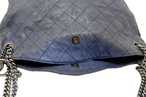 Chanel 藍色絎縫魚子醬皮革流浪漢單肩包