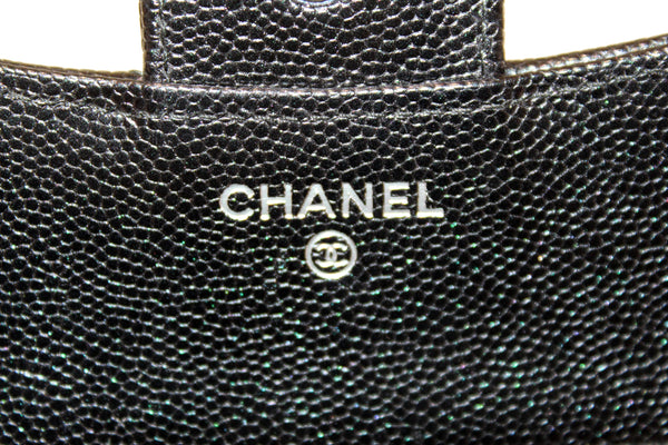 Chanel 黑色虹彩魚子醬 V 型絎縫緊湊型翻蓋皮夾