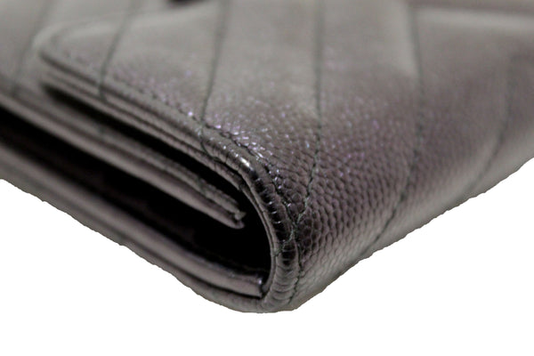 Chanel 黑色虹彩魚子醬 V 型絎縫緊湊型翻蓋皮夾