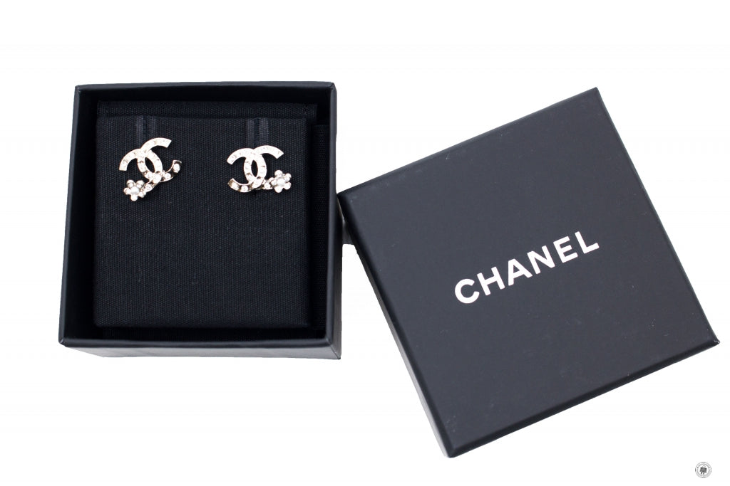 chanel-ab-b-cc-logo-with-crystals-silver-xcm-earrings-shw-IS036876