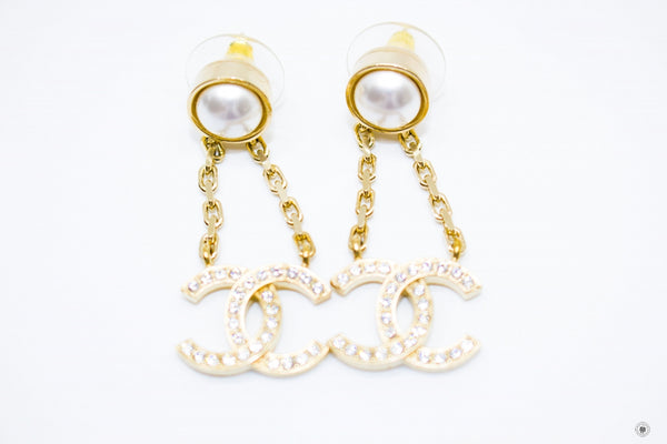 chanel-pearl-with-cc-logo-metal-earrings-IS036903