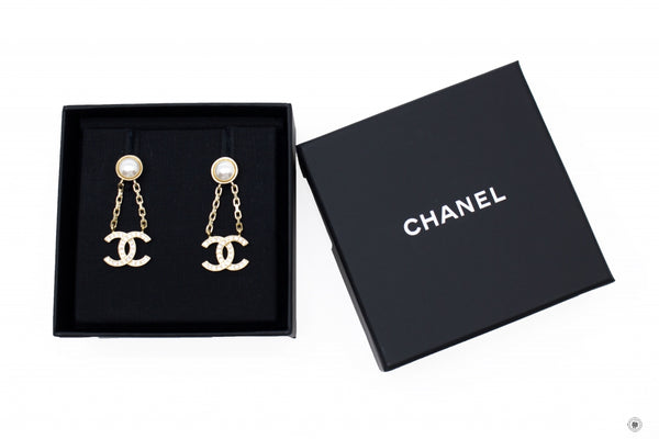 chanel-pearl-with-cc-logo-metal-earrings-IS036903